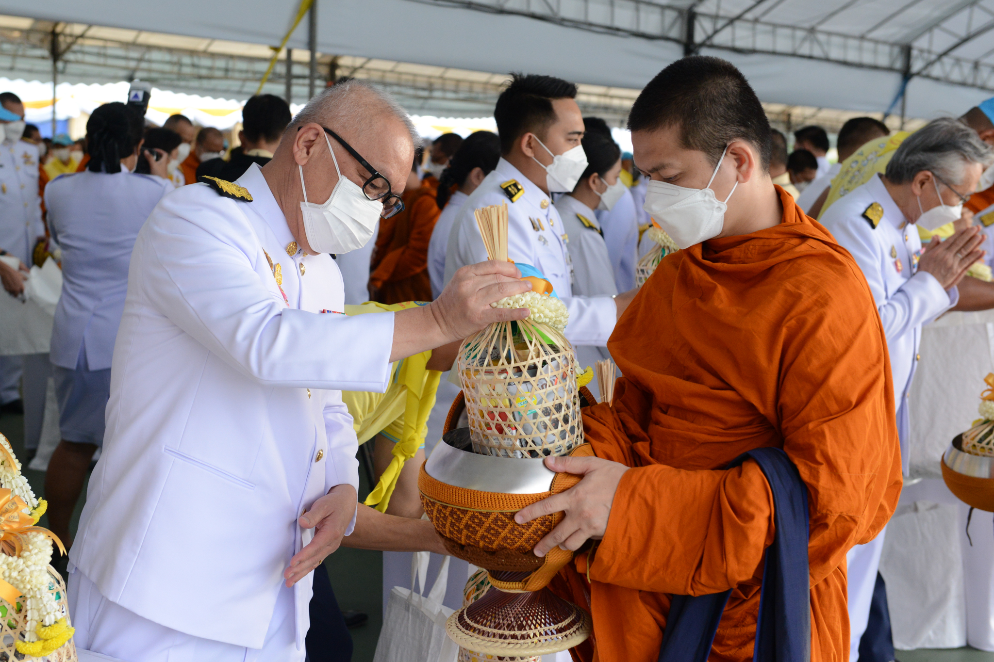 รองนายกรัฐมนตรีและรัฐมนตรีว่าการกระทรวงพลังงาน เข้าร่วมพิธีทำบุญตักบาตรเนื่องในวันคล้ายวันพระบรมราชสมภพพระบาทสมเด็จพระบรมชนกาธิเบศร มหาภูมิพลอดุลยเดชมหาราช บรมนาถบพิตร วันชาติ และวันพ่อแห่งชาติ