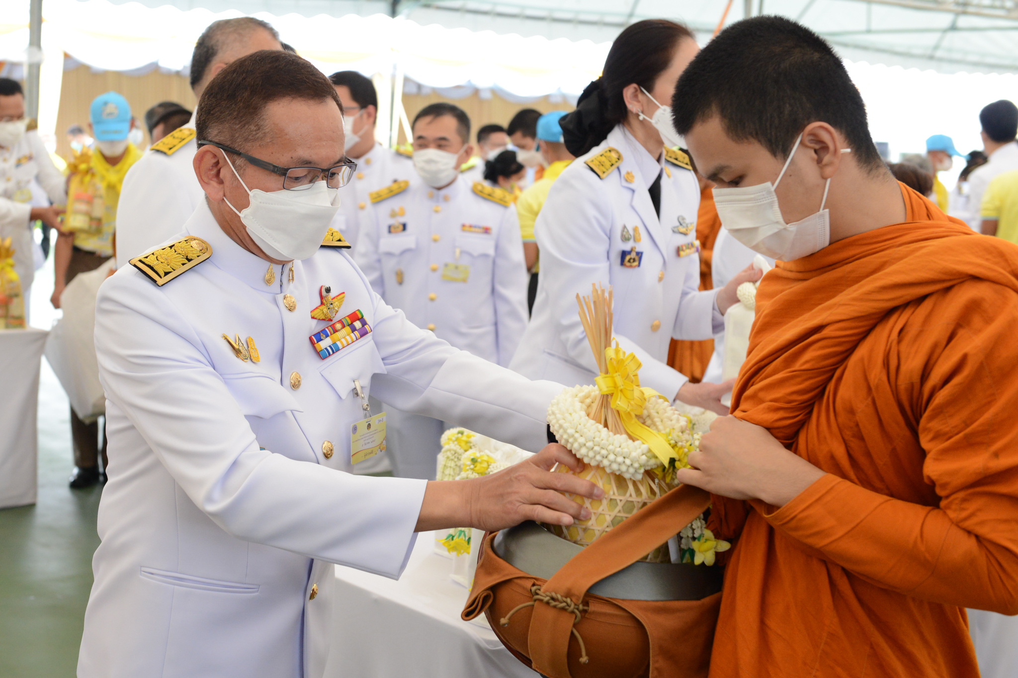 รองนายกรัฐมนตรีและรัฐมนตรีว่าการกระทรวงพลังงาน เข้าร่วมพิธีทำบุญตักบาตรเนื่องในวันคล้ายวันพระบรมราชสมภพพระบาทสมเด็จพระบรมชนกาธิเบศร มหาภูมิพลอดุลยเดชมหาราช บรมนาถบพิตร วันชาติ และวันพ่อแห่งชาติ